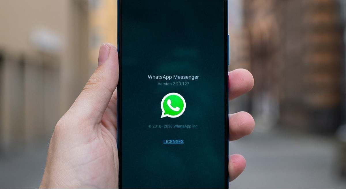 Una persona mira Whatsapp en su móvil