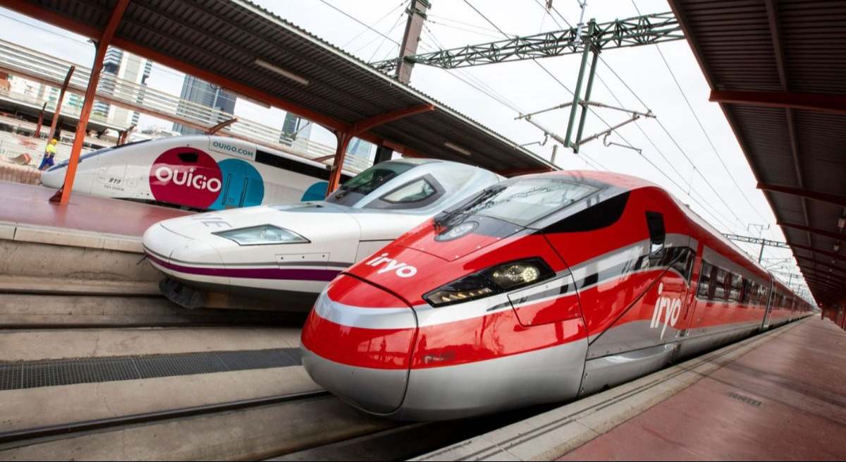 Trenes de Ouigo, Renfe e Iryo en Madrid-Chamartín. / EE