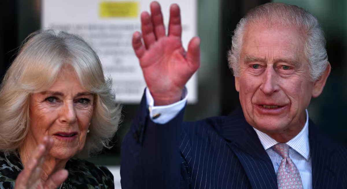 Carlos III saluda junto a Camilla