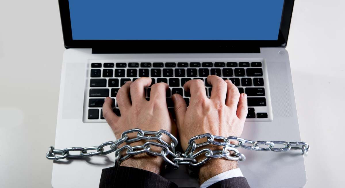 Un trabajador encadenado a un teclado
