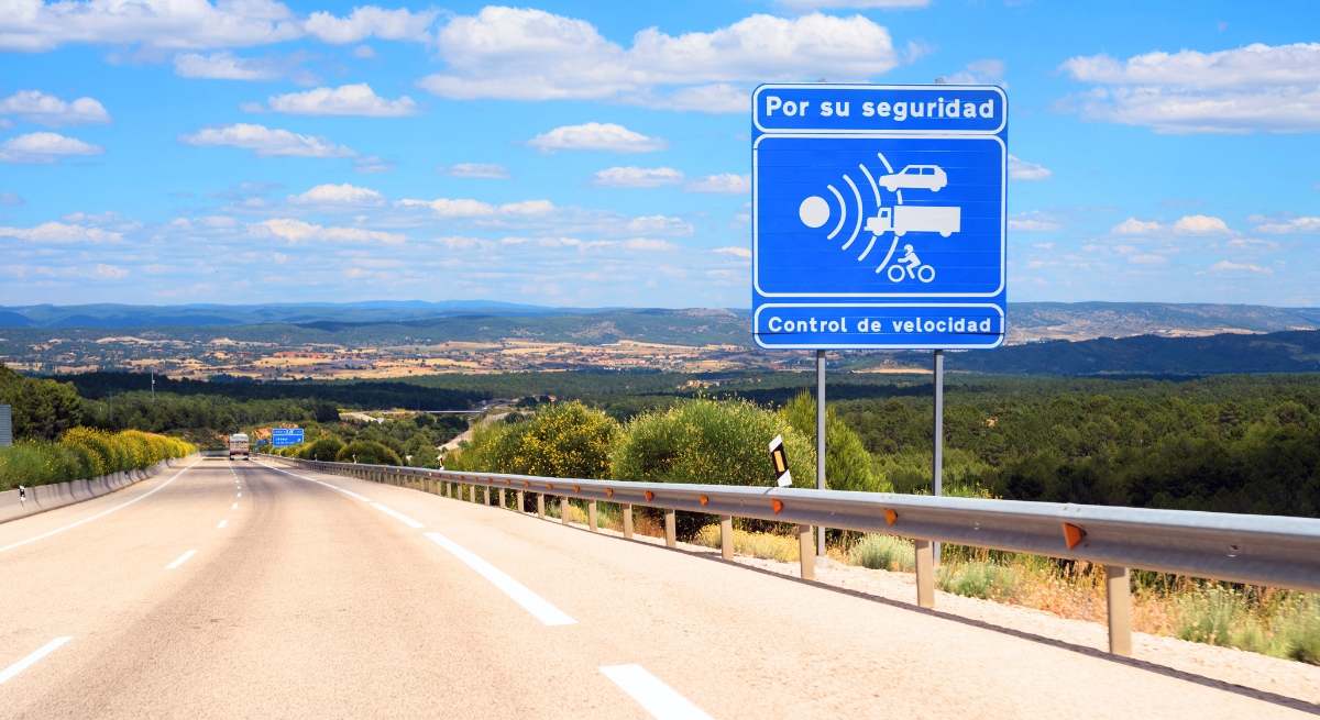 España llena sus carreteras de radares.