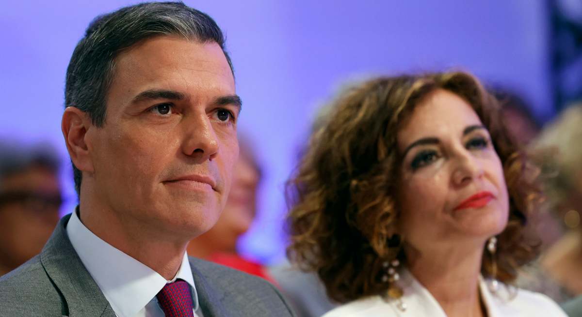 El presidente Pedro Sánchez junto a su vicepresidenta primera y ministra de Hacienda, María Jesús Montero. EFE