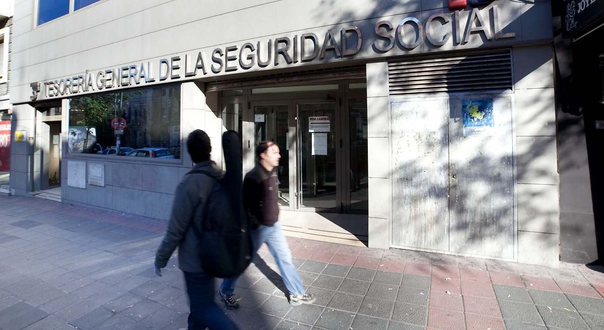 Gente pasando por delante de la Tesorería General de la Seguridad Social. Foto: Nacho Martín/eE