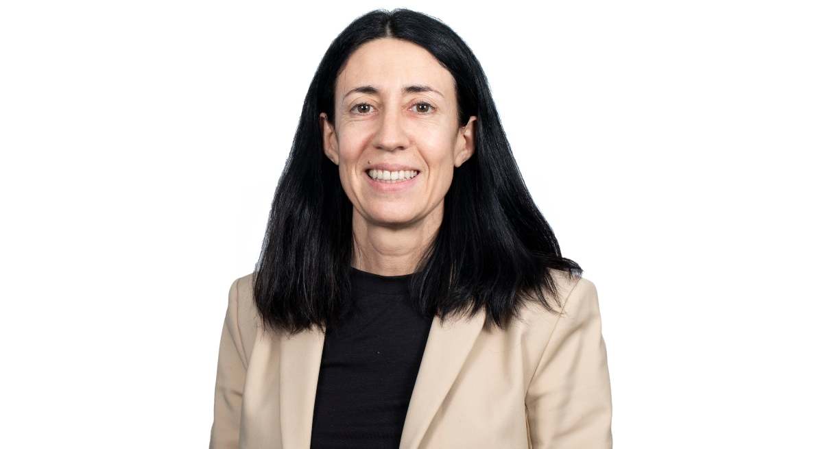Victoria-Torre-Self-bank.jpg
