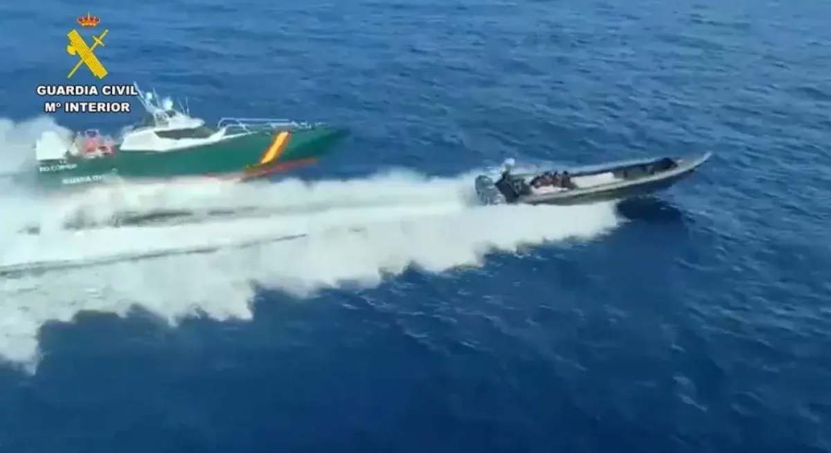 Una patrullera de la Guardia Civil persigue a una narcolancha / EP