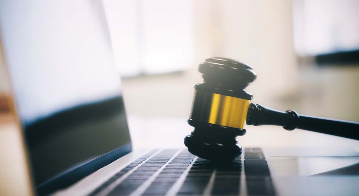 subasta-online-ordenador-iStock-957011890.jpg