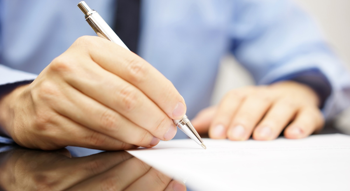 hombre-firma-documento-detalle-dreamstime.jpg
