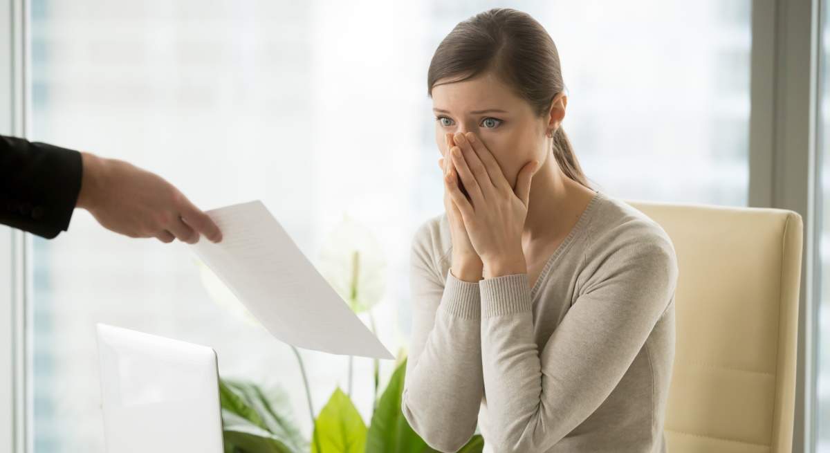 trabajadora-recibe-carta-despido-dreamstime.jpg