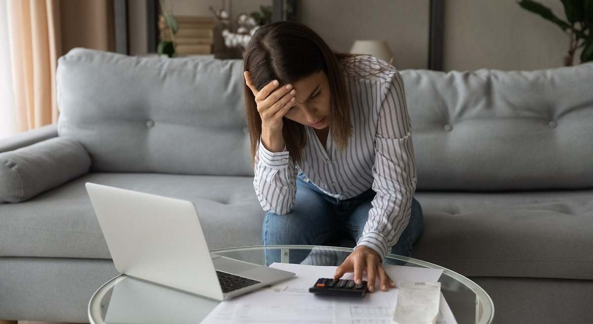 Una mujer realiza cálculos con una calculadora