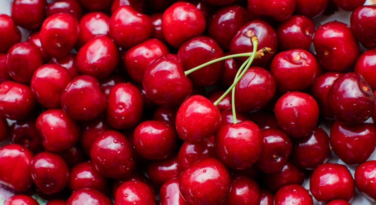 Cómo lavar las cerezas para eliminar la suciedad y los pesticidas, según un experto