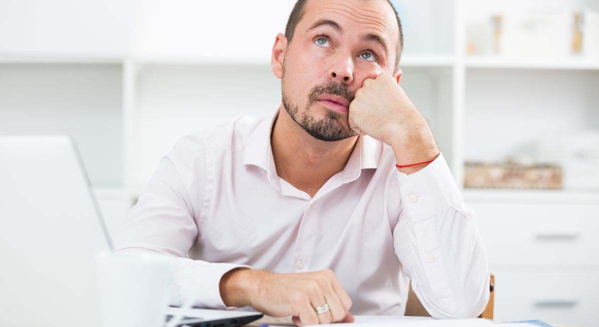 Un trabajador en una oficina.