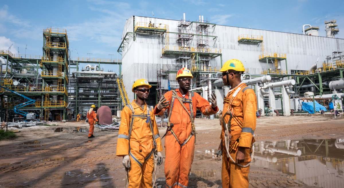 trabadores-nigeria-refineria.jpg