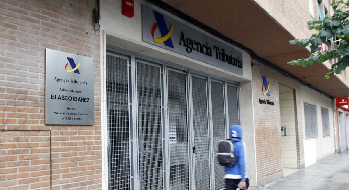 Una persona pasa por delante de una oficina de la Agencia Tributaria