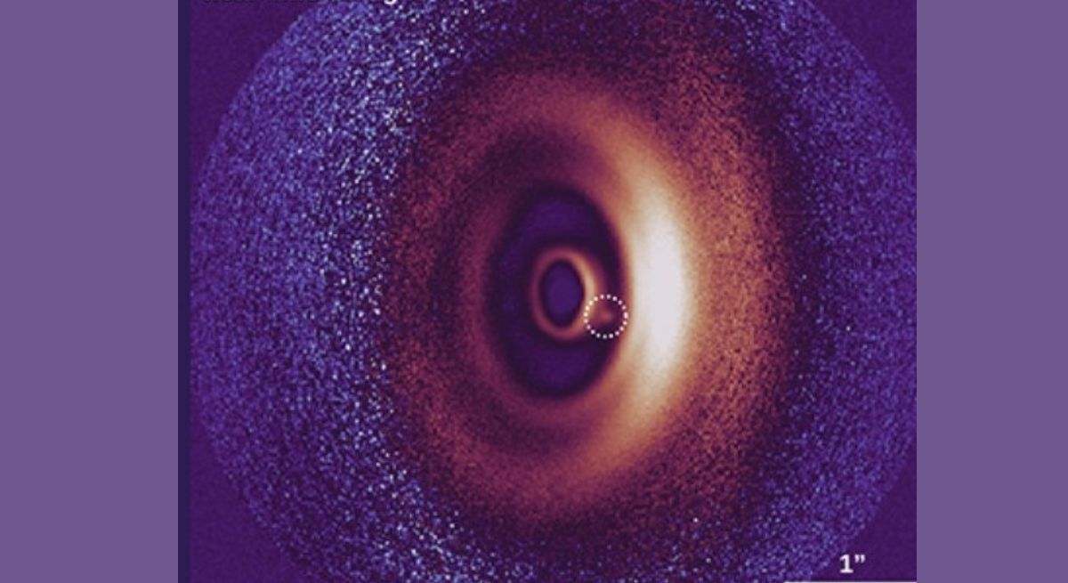 Esta es una imagen de un planeta recién nacido, probablemente un gigante gaseoso similar a Júpiter en nuestro propio sistema solar, pero aproximadamente cinco veces más masivo.