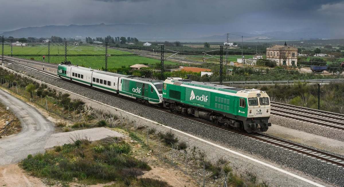 Locomotora y tren laboratorio de Adif en los alrededores de Antequera. / Foto: Cesare Sapienza