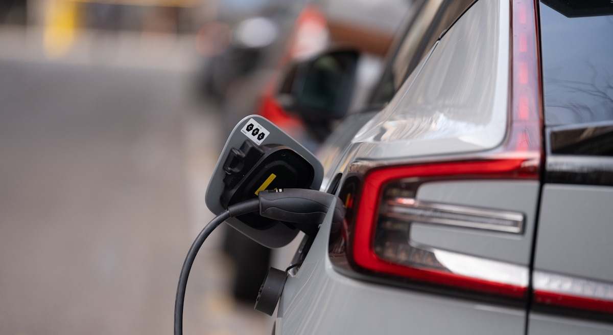 Imagen de un vehículo eléctrico en un punto de carga.