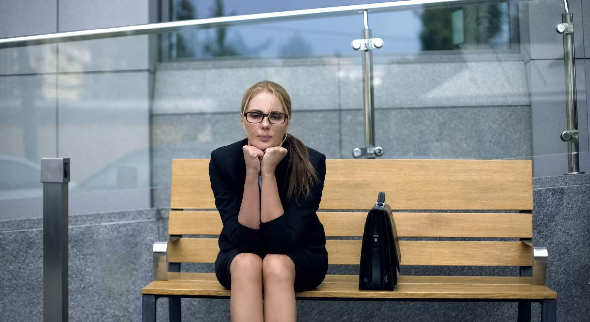 trabajadora-sentada-maletin-banco-calle-dreamstime.jpg