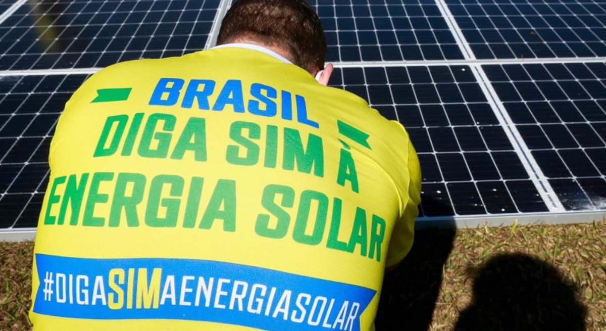 Un brasileño partidario de la energía solar ante unos paneles fotovoltáicos