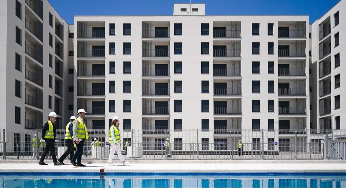 Isabel Díaz Ayuso, presidenta de la CAM, visita la promoción de Aedas Homes en Torrejón de Ardoz, Madrid