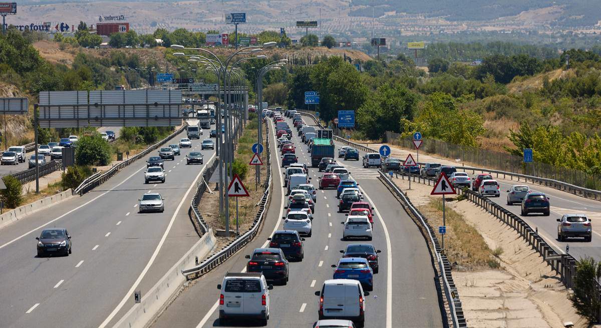 EuropaPress_4601196_numerosos_vehiculos_circulan_autovia_a_3_primer_dia_segunda_operacion-1.jpg