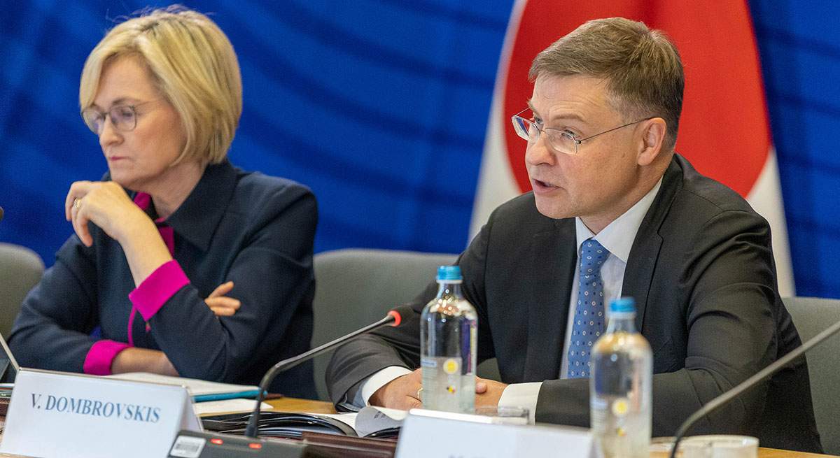 Mairead McGuinness y Valdis Dombrovskis