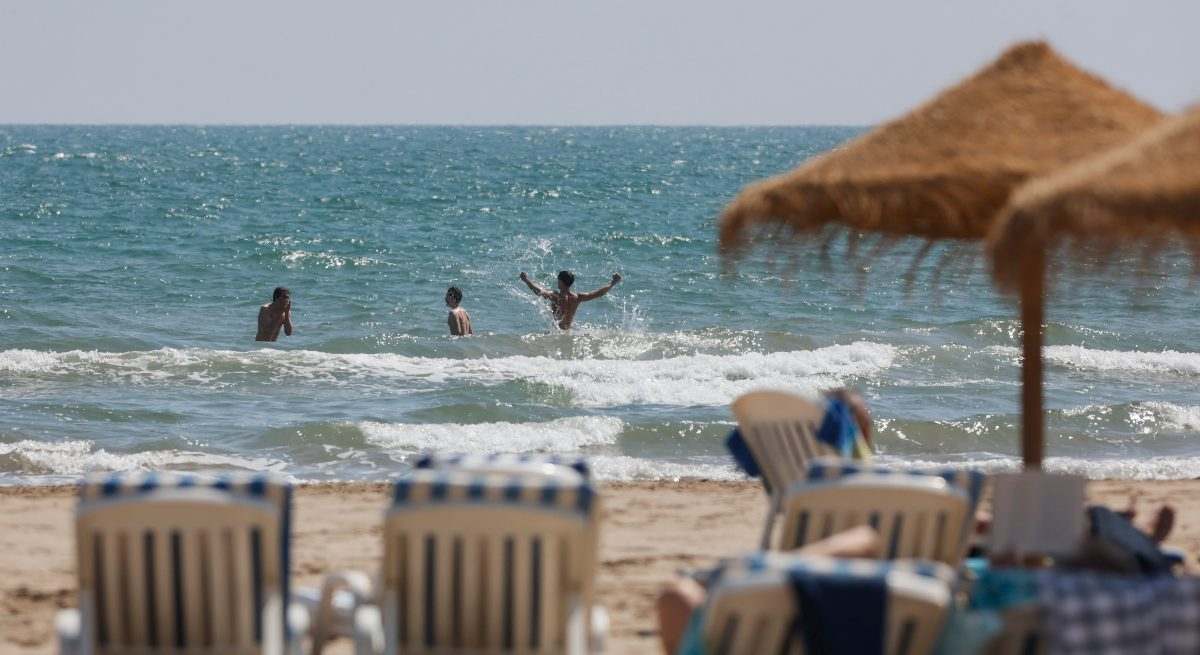 EuropaPress_5149851_varias_personas_banan_playa_malvarrosa_26_abril_2023_valencia_comunidad-1.jpg