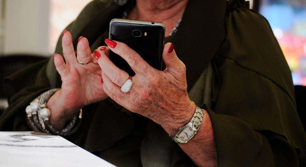 persona-mayor-con-movil.jpg