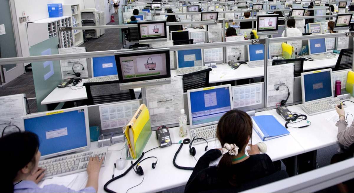 Vista de varios trabajadores en una oficina.