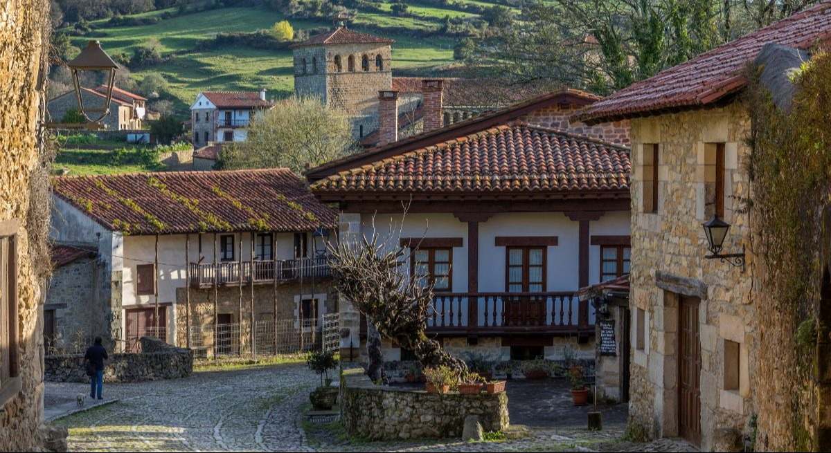 Este es el pueblo de las tres mentiras: una joya medieval en España perfecta para visitar este verano