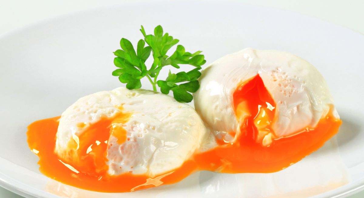 Huevos poché con un ramito de perejil