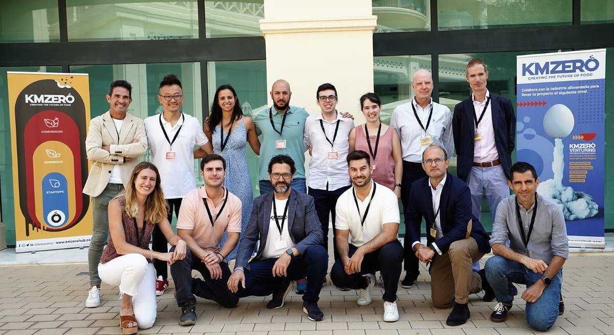 thumbnail_KM-ZERO-con-las-startups-ganadoras-y-CEOS-y-representantes-de-las-companias-impulsoras-de-KM-ZERO-Venturing-small.jpg