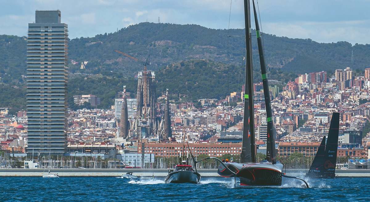 Embarcaciones en regatas de prueba en Barcelona. EE