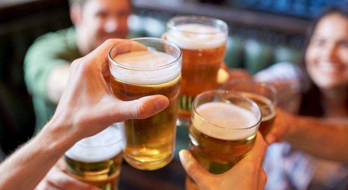 Un grupo de amigos toma una cerveza en un restaurante español