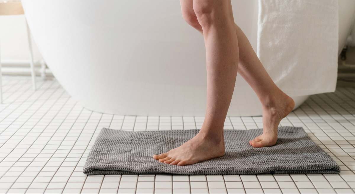 Todo lo que se esconde en tu alfombrilla del baño.
