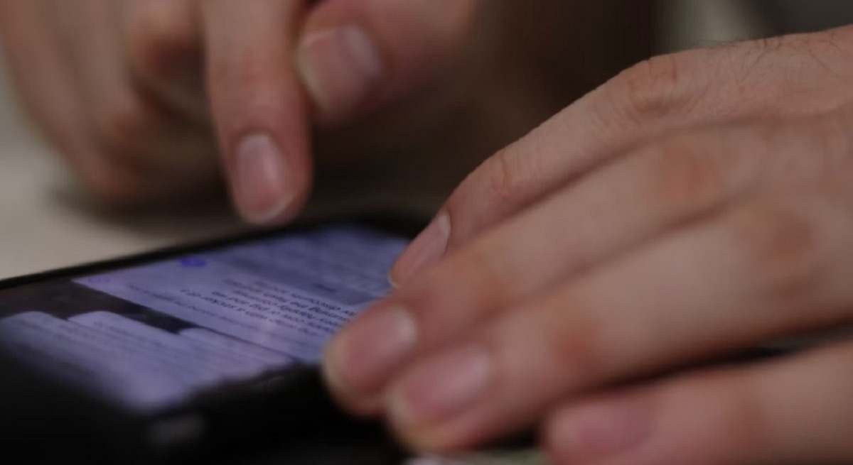 Una persona mira un teléfono móvil