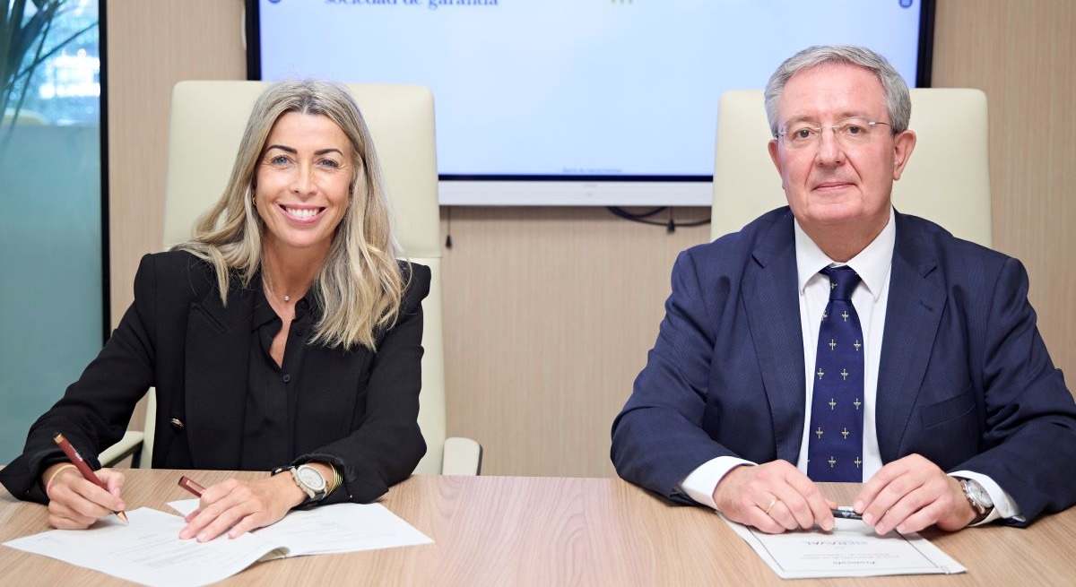 La directora general adjunta y responsable de Negocio de Iberaval, Sandra Martínez, y Antonio Romero, director general de Caja Rural de Asturias.