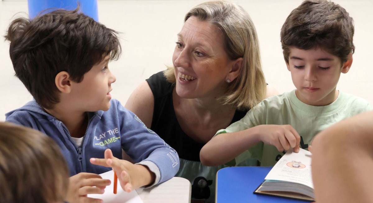 La vicepresidenta y consejera de Familia e Igualdad de Oportunidades, Isabel Blanco, ha visitado a los integrantesdel programa Conciliamos verano