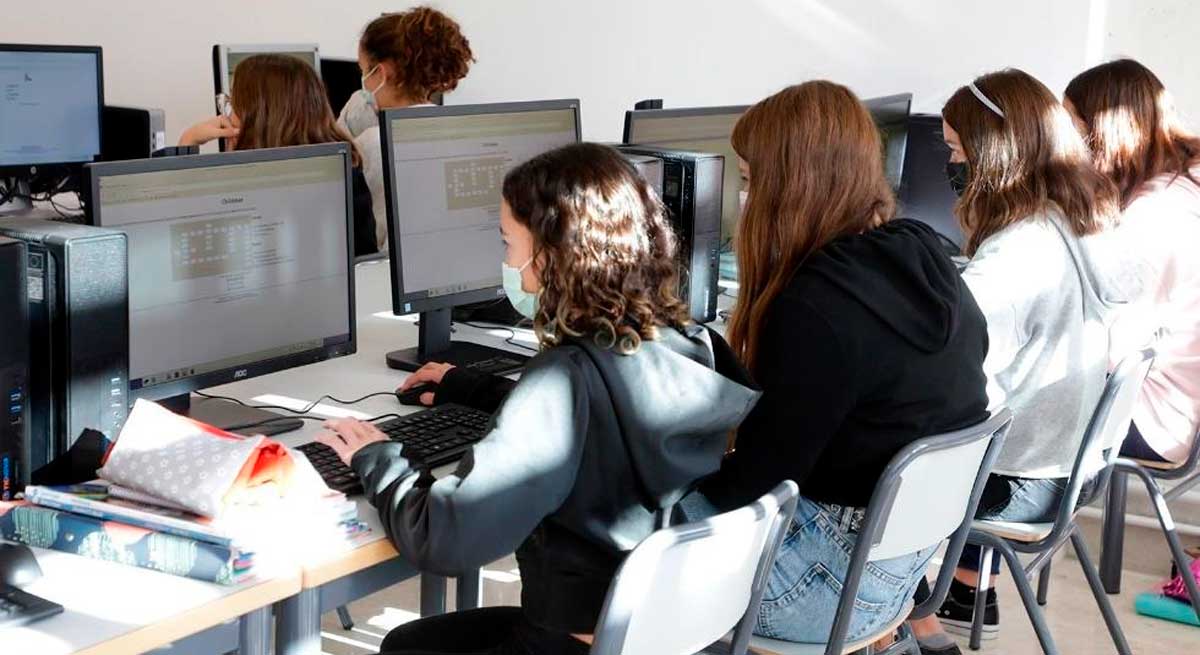 EuropaPress_4705631_alumnos_utilizando_ordenadorW.jpg