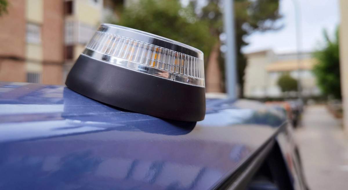 senal-luminosa-v16-emergencia-accidente-averia-iStock-1331612132.jpg
