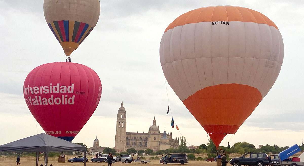 Una capota de colores cubre el cielo de Segovia: acueducto hacia la diversión