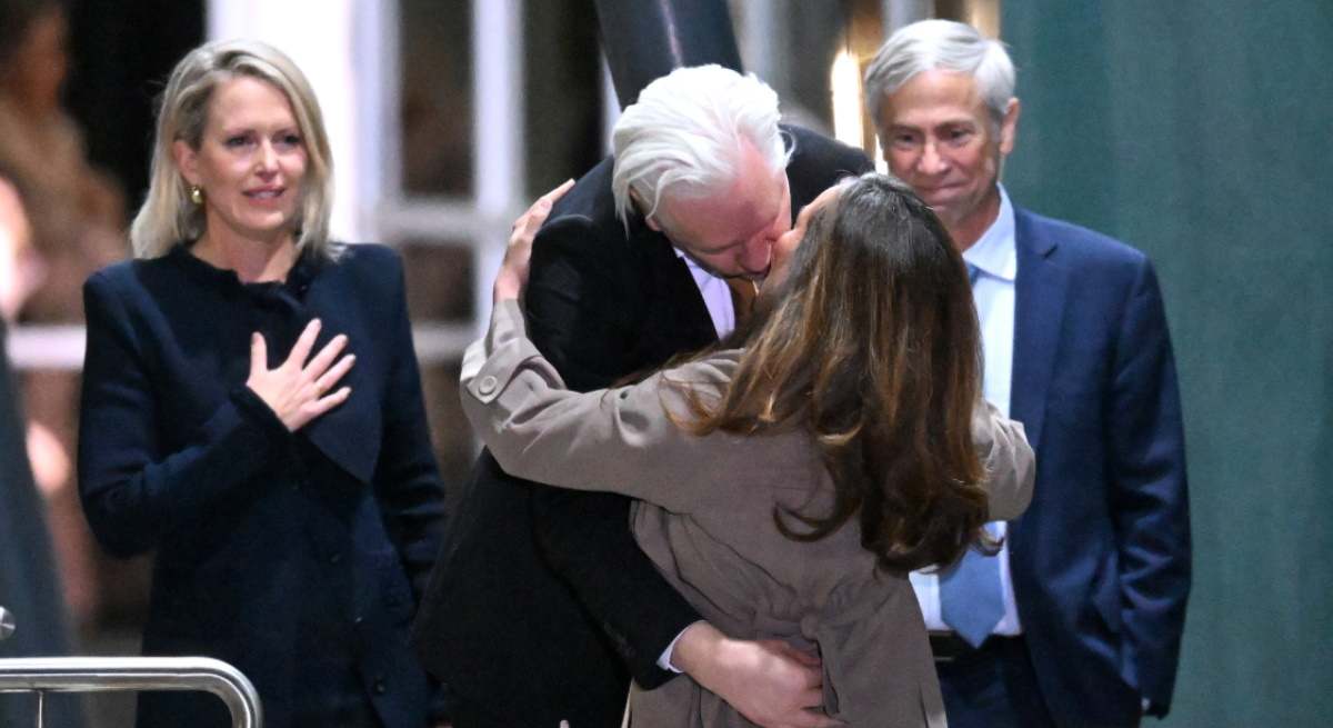 Julian Assange, libre, beso, Stella Moris 