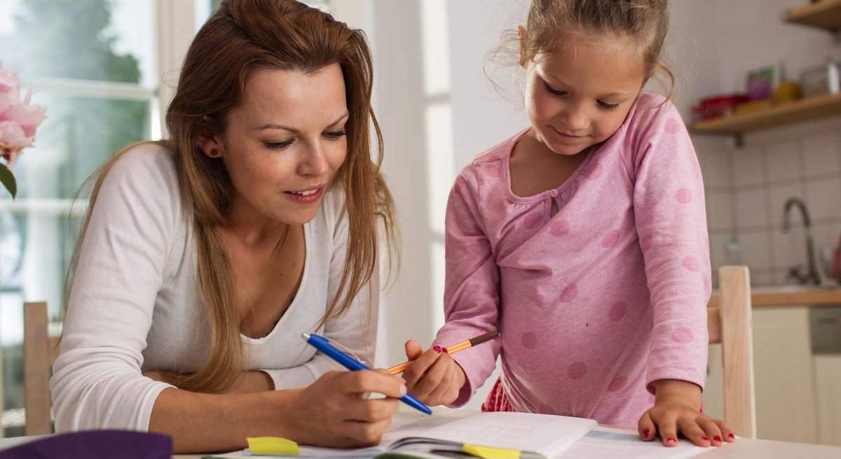debes-obligar-hijo-hacer-deberes-verano.jpg