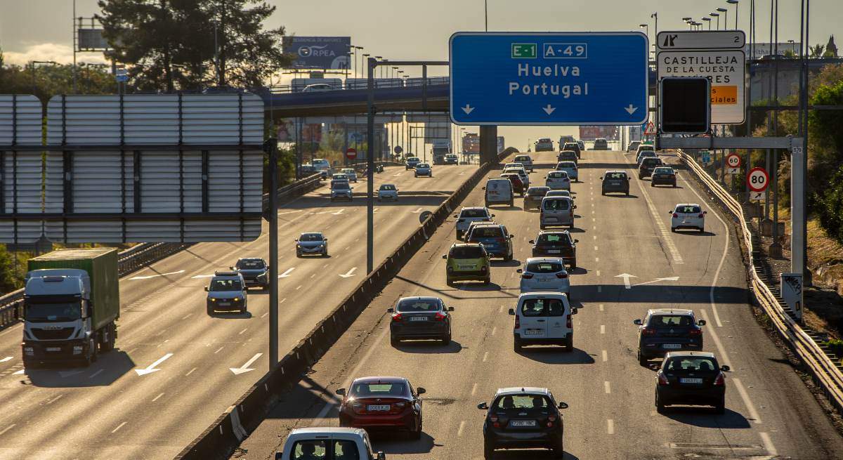 EuropaPress_3676471_afluencia_trafico_autopista_sevillahuelva_primer_fin_semana_movilidad-1.jpg
