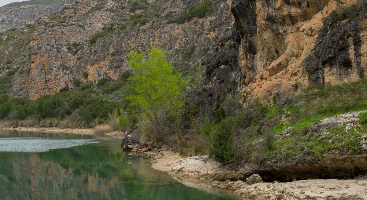 La ruta que debes recorrer sí o sí a una hora de Madrid con un lago de aguas cristalinas y una ermita preciosa