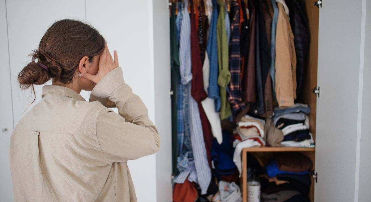 Una mujer se asusta al tener su ropero totalmente desordenado 