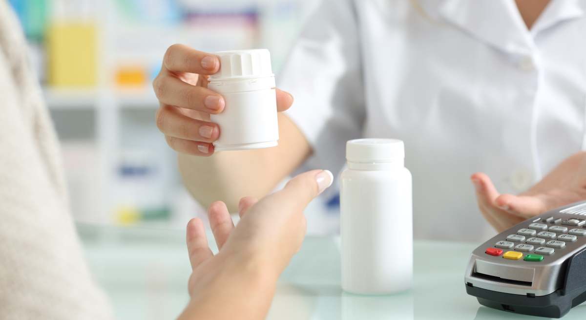 botes-medicamentos-compra-farmacia-mostrador-dreamstime.jpg