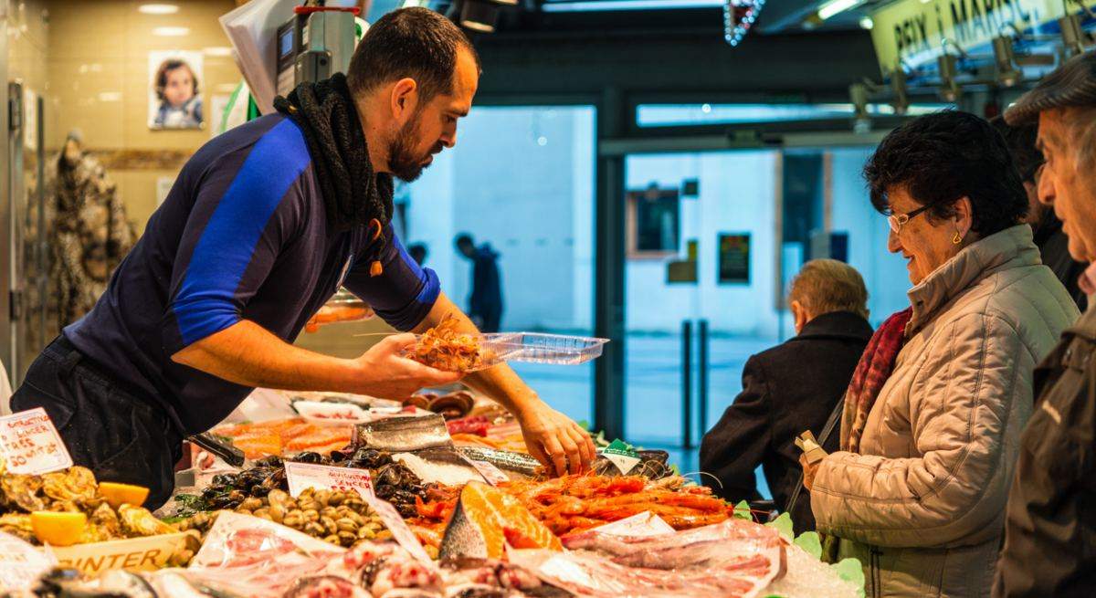 mercado-compra-alimentos-navidad-iStock-919135932.jpg