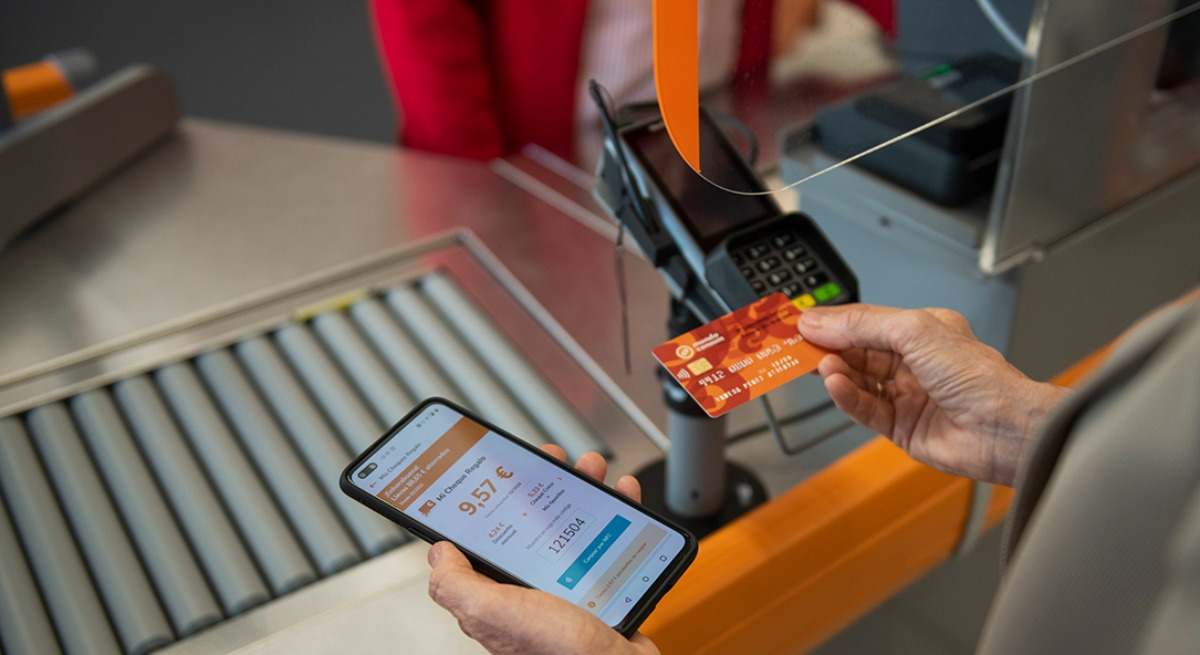 Descuento con tarjeta y app en una caja de Consum.