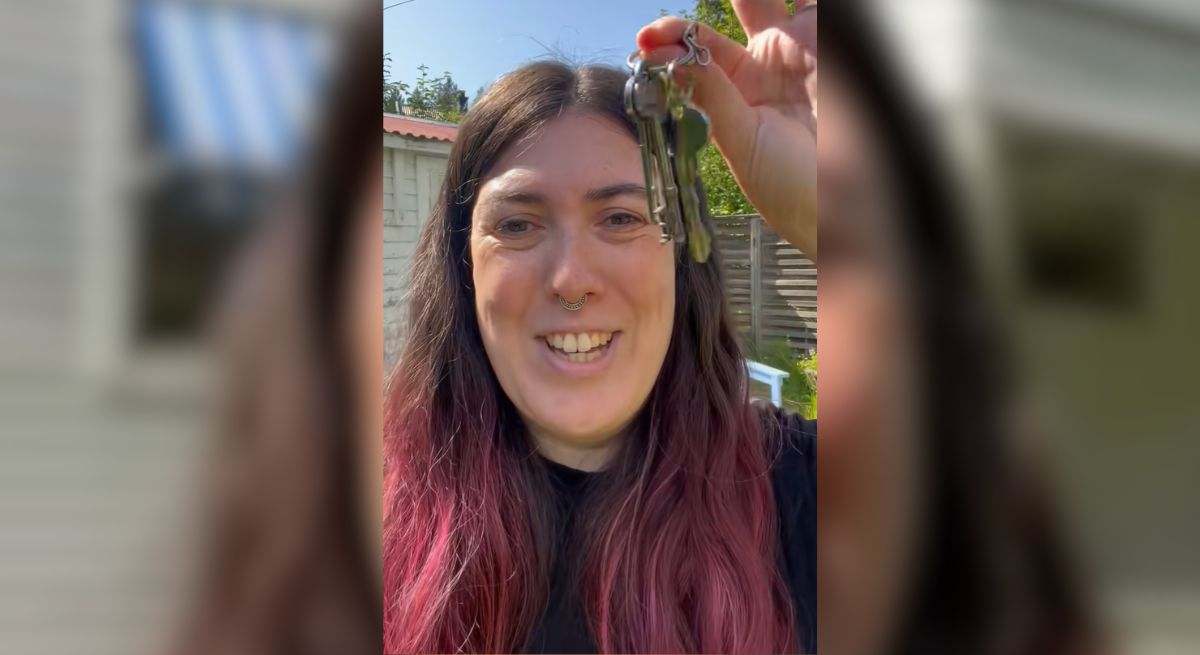 Una chica enseñando las llaves de su casa nueva en Laponia