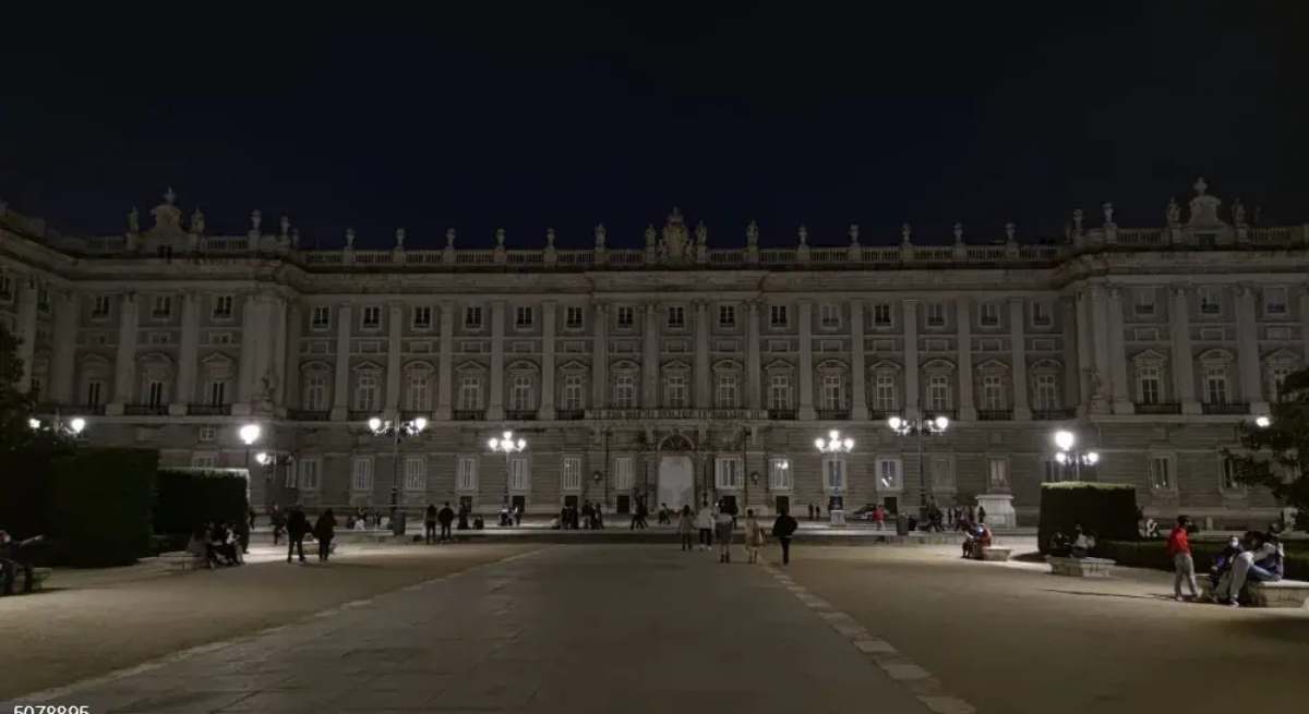 El Palacio Real de Madrid sin su habitual iluminación nocturna / EP